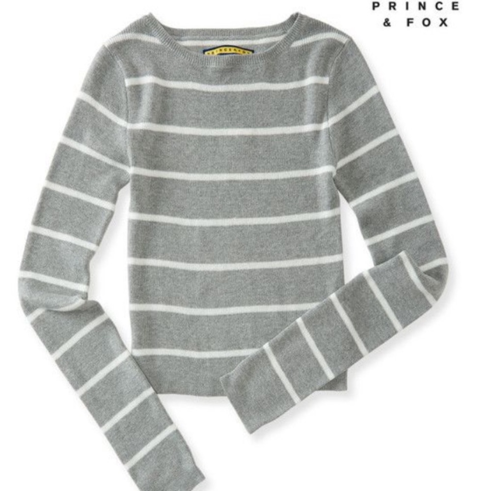Grey and white long-sleeve crop top